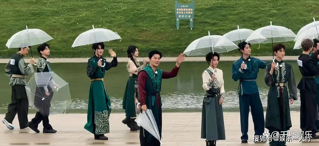 彻底凉凉!跑男终于道歉,白鹿被网暴只是引子,850万吃拿卡惹了众怒 - 1