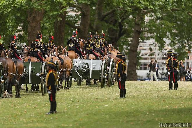 图说：英国皇家骑兵炮兵团鸣放礼炮41响 庆祝王后卡米拉78岁生日 - 4