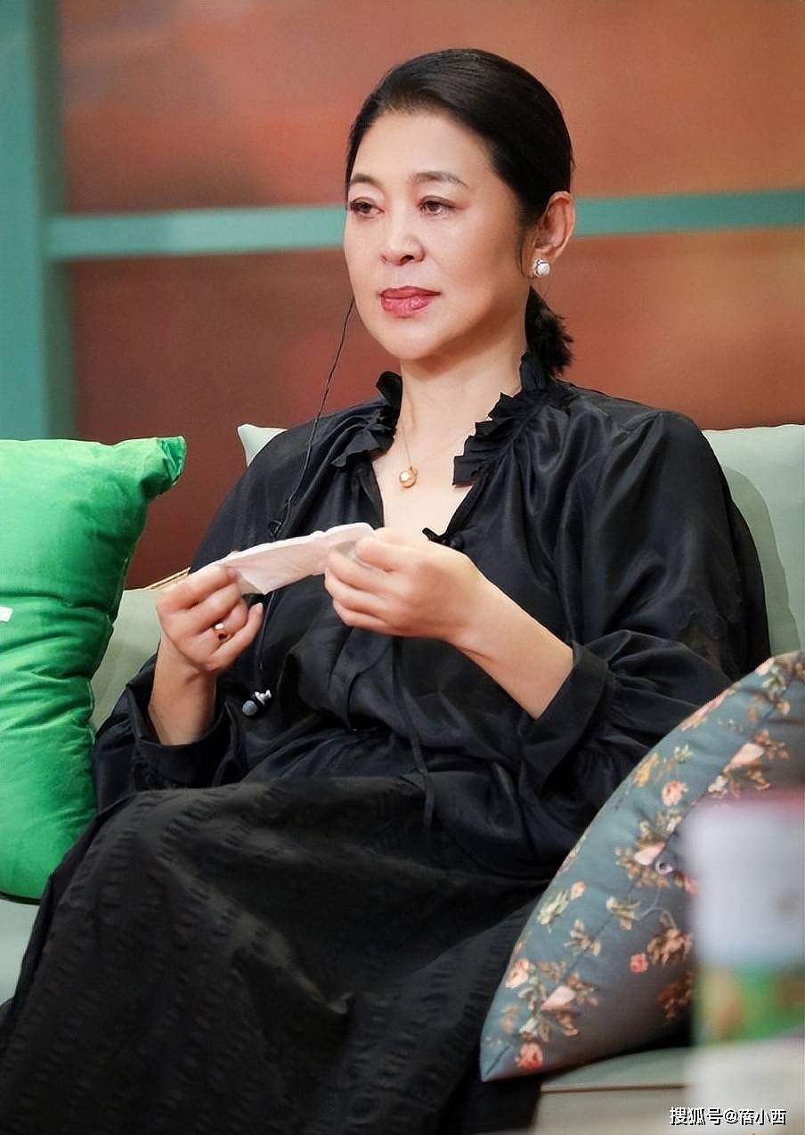倪萍又要引领大妈时尚，穿条纹T恤+松垮裤+墨镜，时髦高级又洋气 - 10