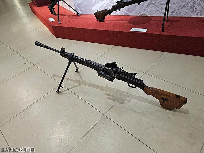 俄罗斯军事历史博物馆展出珍贵的DP原型枪 采用“歪把子”弹斗 - 5