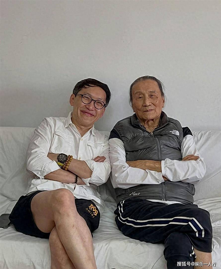 谢贤晚年居家照流出，摘下墨镜面容慈爱，亲友轮番探访豪宅，谢霆锋4名医护24小时待命 - 2