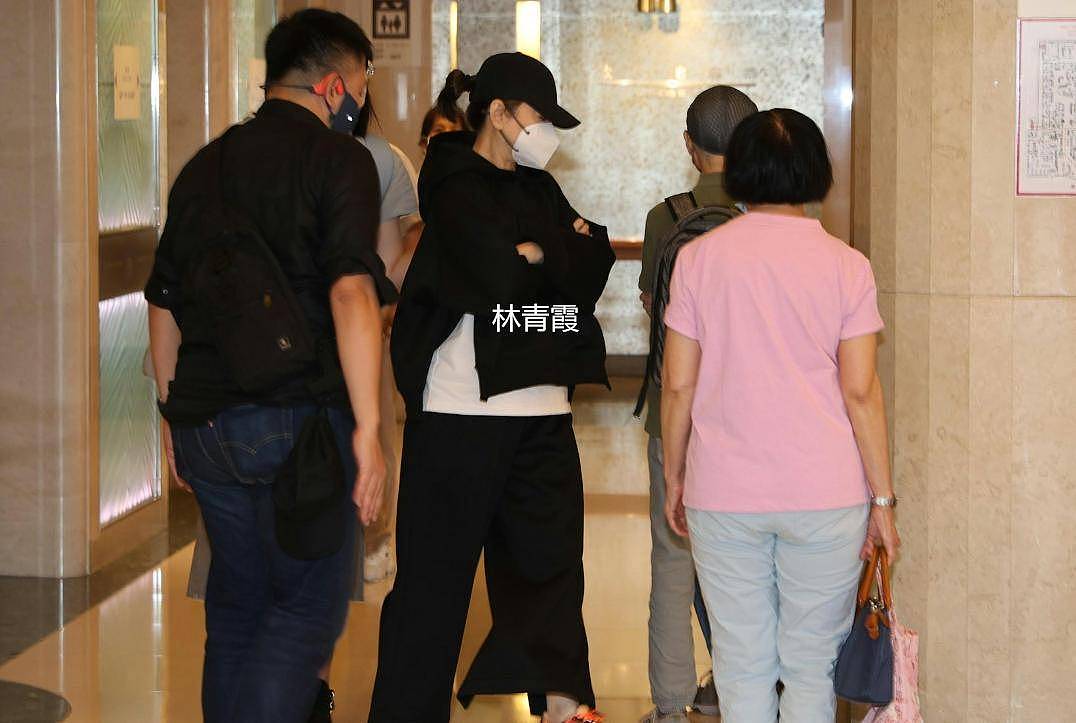 75岁施南生去世，一生无儿无女，徐克悲伤送别前妻，舒淇悼念 - 3