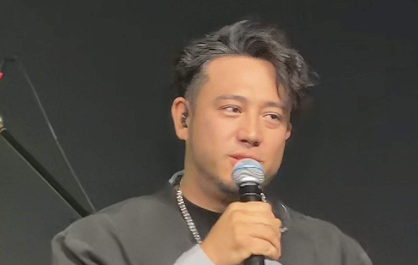 突发！香港知名男星没钱交电费半夜被断电，四个孩子靠脱衣服降温 - 5