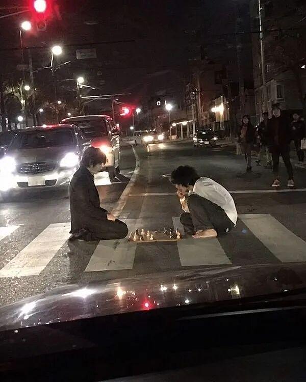 女友和闺蜜在床上玩的这个高难度动作，牛顿和爱因斯坦看了都直呼专业 - 13
