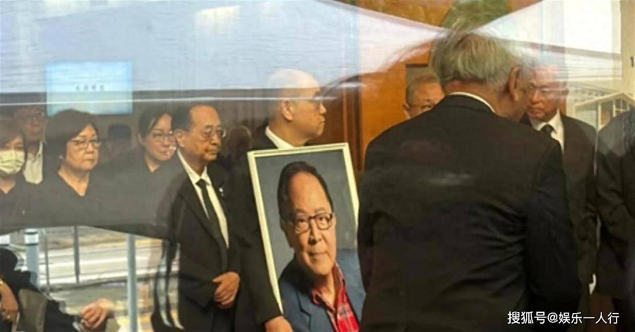 一场丧礼震动全香港！百位名流出席，霍启刚破例出席，周润发刘德华垂首，扶灵唯一人竟是他 - 5