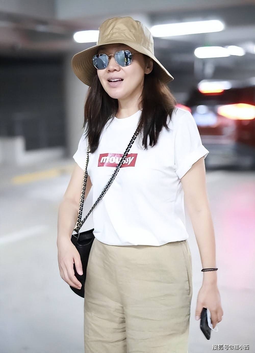 闫妮真有魅力,穿白T恤配卡其八分裤时髦减龄,中年女性穿搭范本 - 1