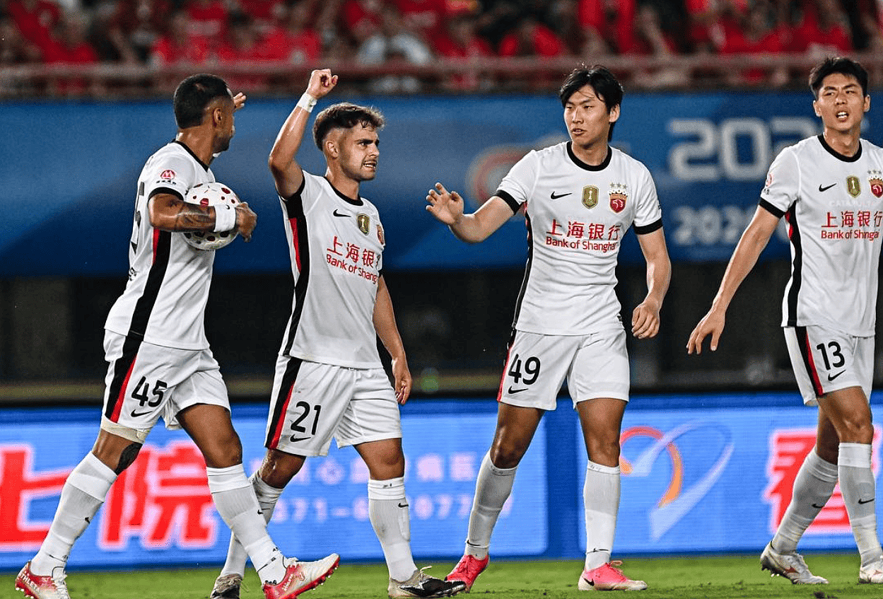 2-1！中超卫冕冠军惊险逆袭，86分钟进球被吹，古斯塔沃不敢相信 - 3