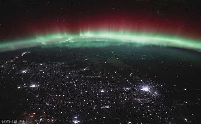 从国际空间站拍摄地球夜景 城市灯光璀璨夺目 多彩极光旋转跳跃 - 2