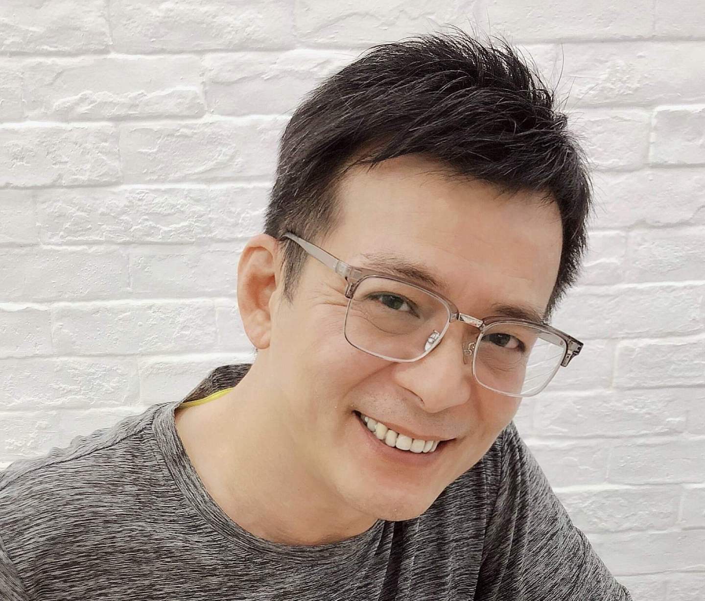 香港知名演员在街上抽烟被拍,宣布退出娱乐圈,丧妻六年至今单身 - 9