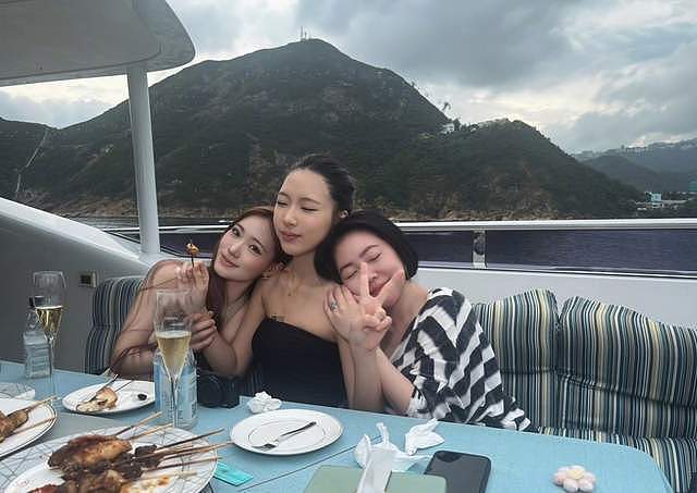 小S香港全家游走出低谷：和许雅钧打破婚变传闻，俩女儿美似超模 - 1