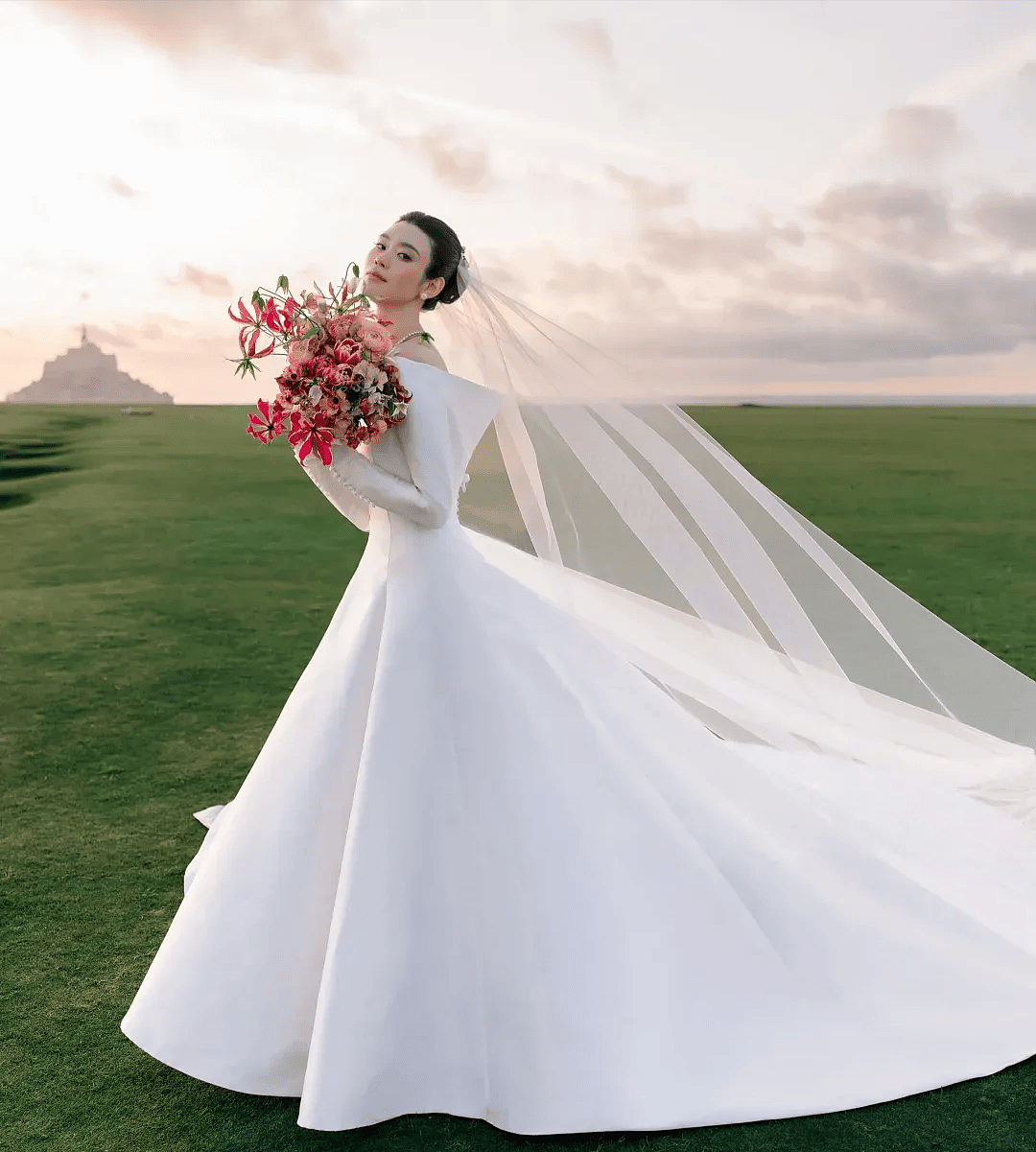奚梦瑶婚礼细节太讲究！古董裙和奚梦瑶同岁，项链暗示家族地位 - 3