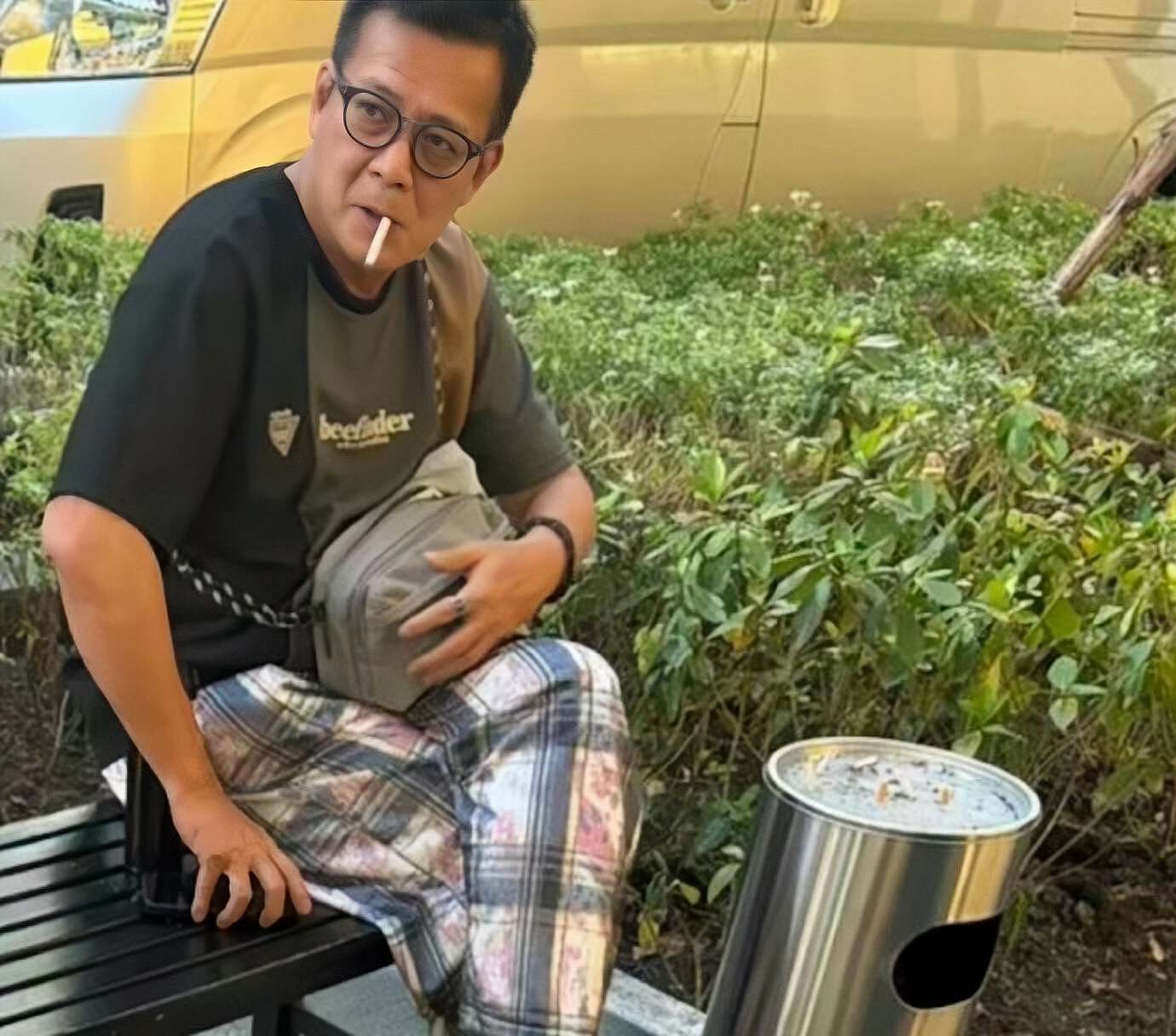 香港知名演员在街上抽烟被拍,宣布退出娱乐圈,丧妻六年至今单身 - 2