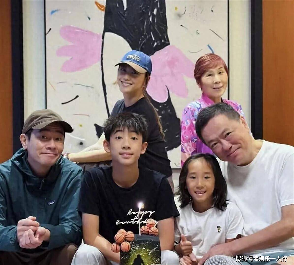 陈小春应采儿俩儿子近照公开:13岁长子与父亲共用一张脸,次子清秀长发及肩 - 3