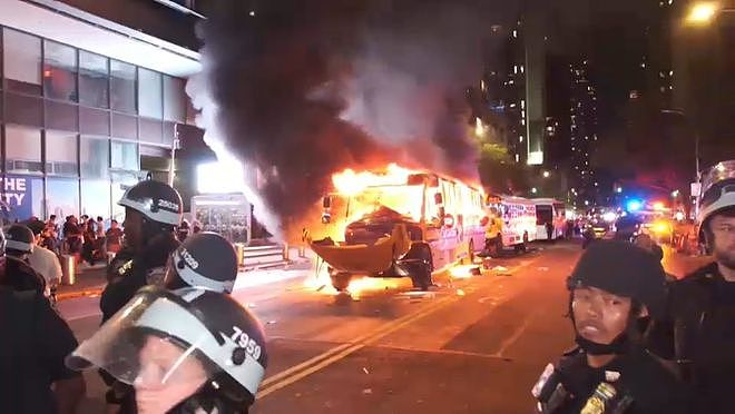 纽约疯狂庆祝夺冠又现暴力事件！一辆校车被烧毁 17岁少年中枪 - 1