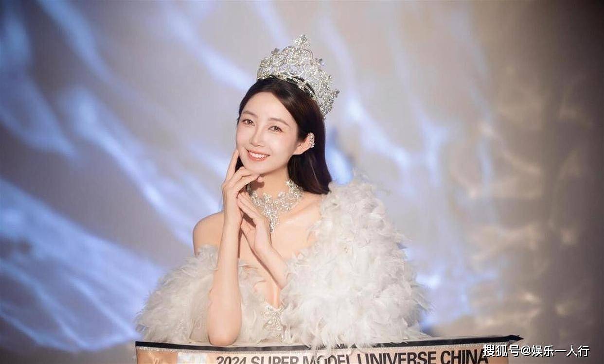 不用凹造型就赢了:魏菁的骨相和176cm的衣架子底盘,才是时尚圈抢着拍的真相 - 11