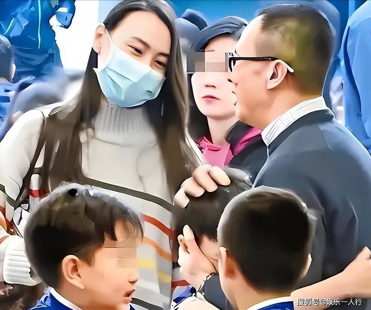 37岁梁洛施挽马浴柯走红毯:分手李泽楷15年,马浴柯左手戒指抢镜,她全程笑不拉满但没松过手 - 12