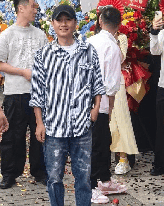 文章继面馆后再开酒吧,张杰送花篮,退圈七年娱乐圈人脉照样硬 - 3