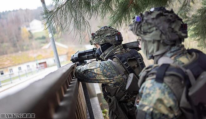 图说：奥地利军事学院学员实战演习 特色武器配置 显现城镇新战术 - 12