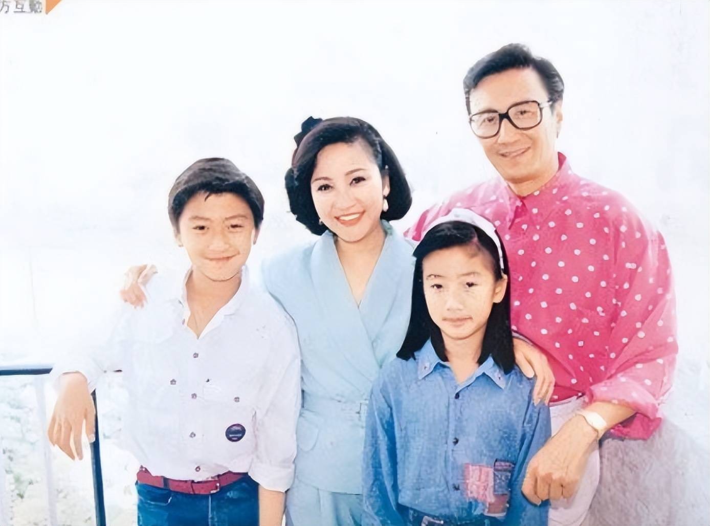 谢贤风流一生,初恋变心嫁人远走,和狄波拉离婚后找了小49岁女友 - 17