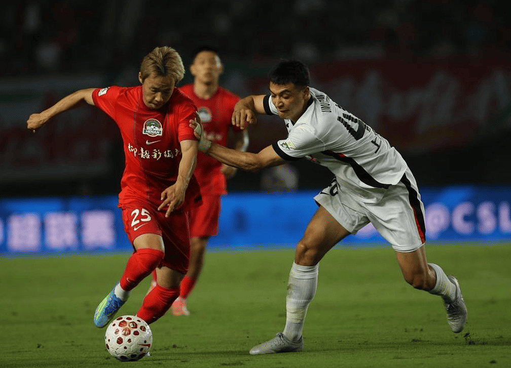 2-1！中超卫冕冠军惊险逆袭，86分钟进球被吹，古斯塔沃不敢相信 - 4