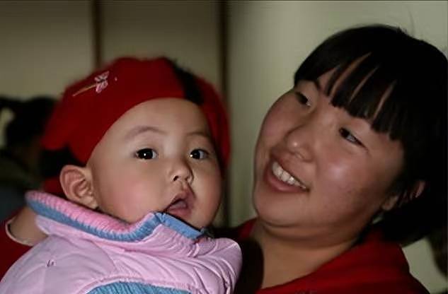 长跑冠军艾冬梅：被克扣20万，脚畸形带娃卖菜，生活窘困贱卖奖牌 - 4