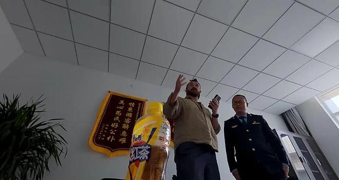 靠黑人笑话起家的甲亢哥，用两年时间成了代表世界大同的文化大使 - 24