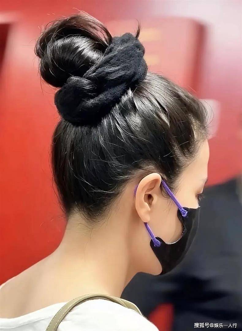陪谢霆锋跑西安演唱会，王菲这身“无人问津”的宽T，终于暴露了她的穿衣底线 - 8