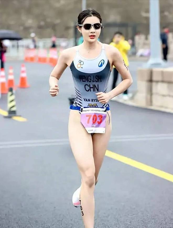 冯竟爽穿高开衩三角连体服被网暴五年，铁三女神霸气回应！ - 3