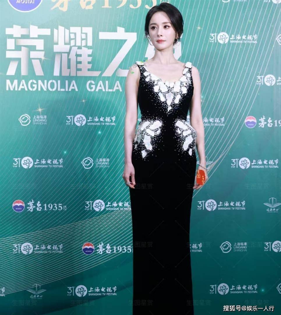 白玉兰晚宴无排位合影刷屏：杨紫主动让C，杨幂先扶孙俪再揽腰理裙摆，吴越站C的松弛感赢麻了 - 4