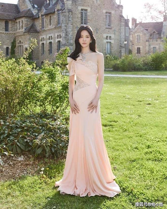 半扎发型的宋慧乔好年轻,一袭抹胸蕾丝短裙,44岁颜值回春太美了 - 7