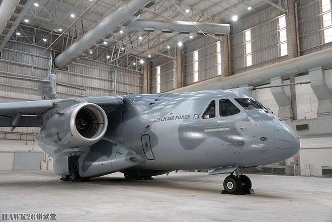 捷克第一架C-390中型运输机完成涂装 三色空优迷彩 显得特立独行 - 2