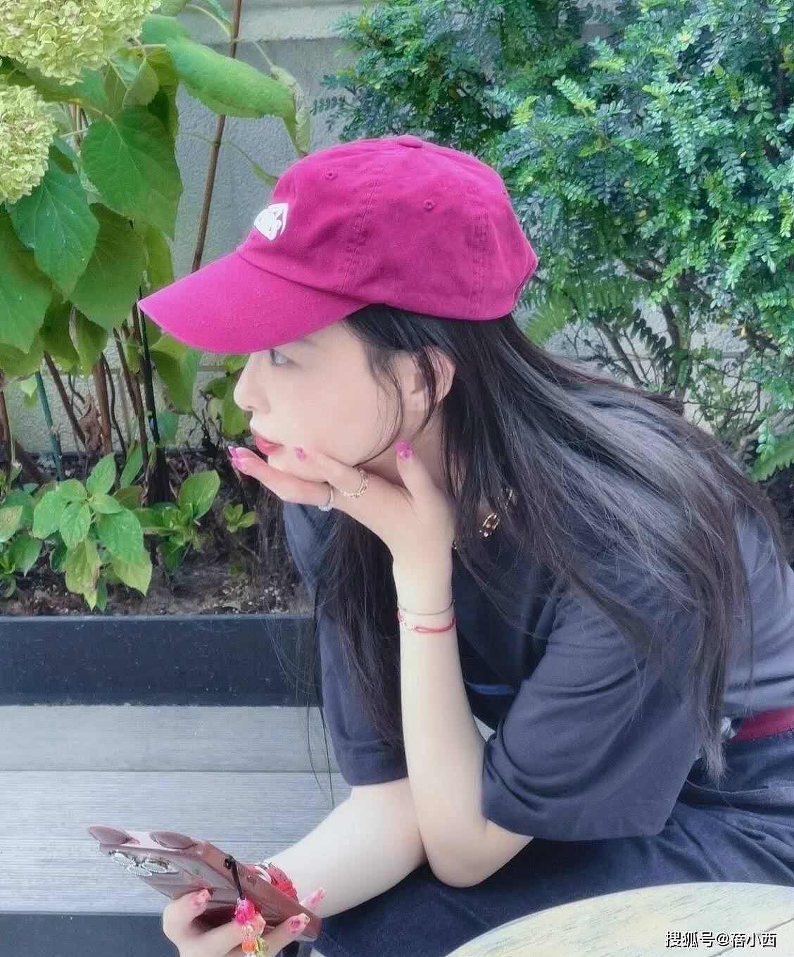 41岁唐嫣太显年轻了！穿T恤+牛仔半身裙+棒球帽，嫩的像女大学生 - 3