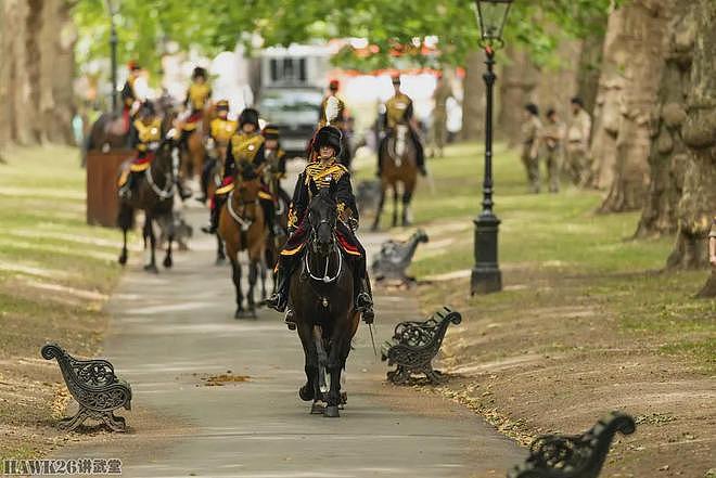 图说：英国皇家骑兵炮兵团鸣放礼炮41响 庆祝王后卡米拉78岁生日 - 2