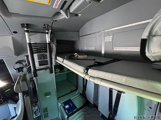 捷克空军举行首架C-390运输机接收仪式 走进驾驶舱 观看内部设备 - 24