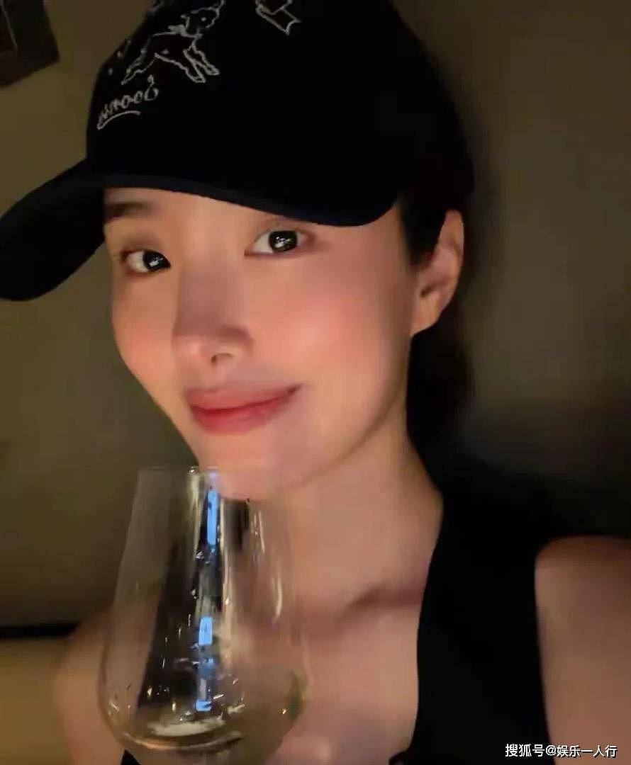 杨采钰少见秀恩爱,晒与富三代丈夫约会自拍,夫妻俩颜值相当养眼 - 3