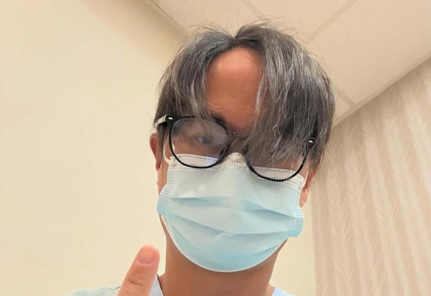 香港知名星二代患膀胱癌,满头白发一脸沧桑,抗癌多年病情稳定 - 2