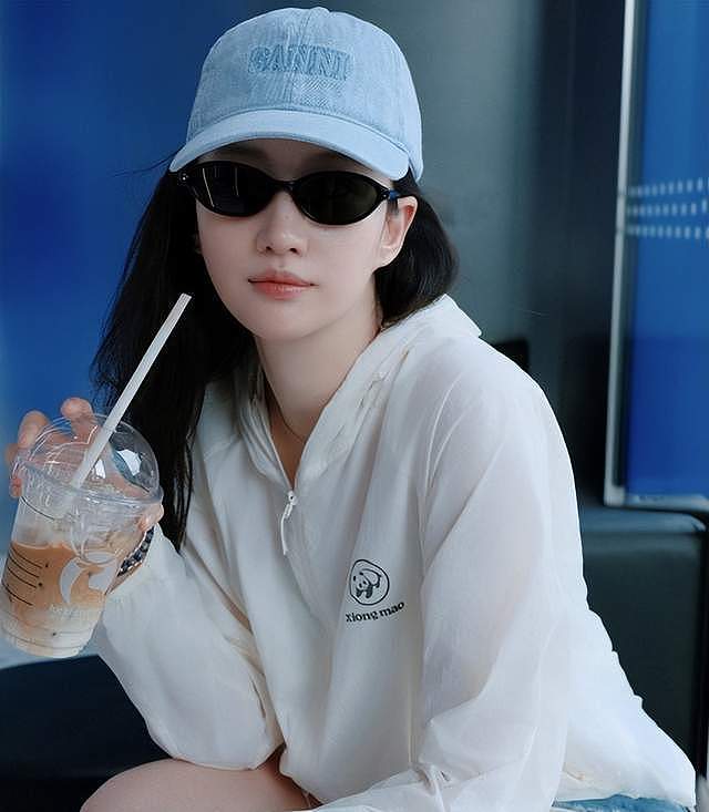 39岁刘亦菲素颜喝咖啡似女大学生：不开滤镜，她就是越素越能打 - 5