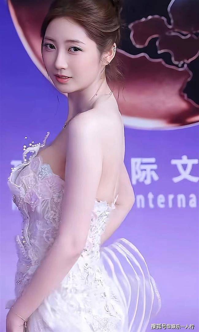 不用凹造型就赢了:魏菁的骨相和176cm的衣架子底盘,才是时尚圈抢着拍的真相 - 6