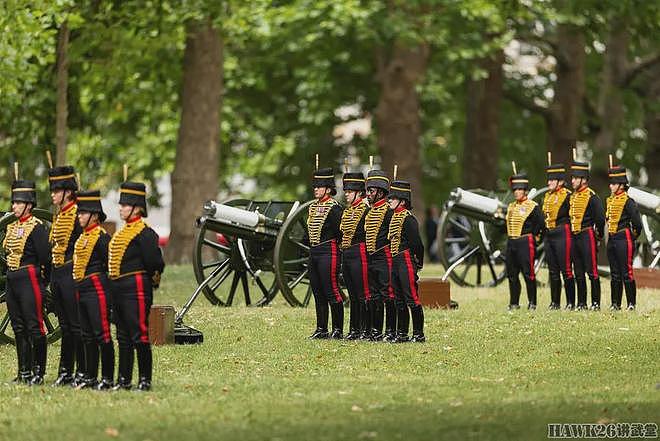 图说：英国皇家骑兵炮兵团鸣放礼炮41响 庆祝王后卡米拉78岁生日 - 8