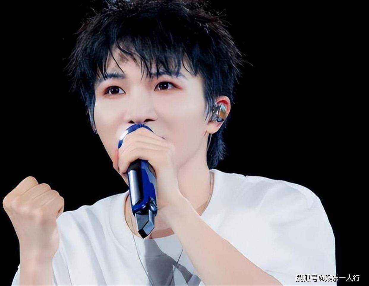 周深2026再陷“不男不女”争议？武汉场3.8万人合唱，李晨当年那句话终于应验了 - 35