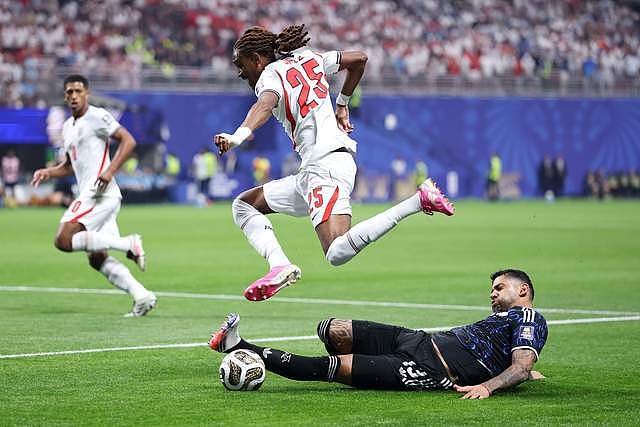 狂野世界杯：半场19犯 如同武打片！梅西遭4人围剿+踹膝盖 - 4