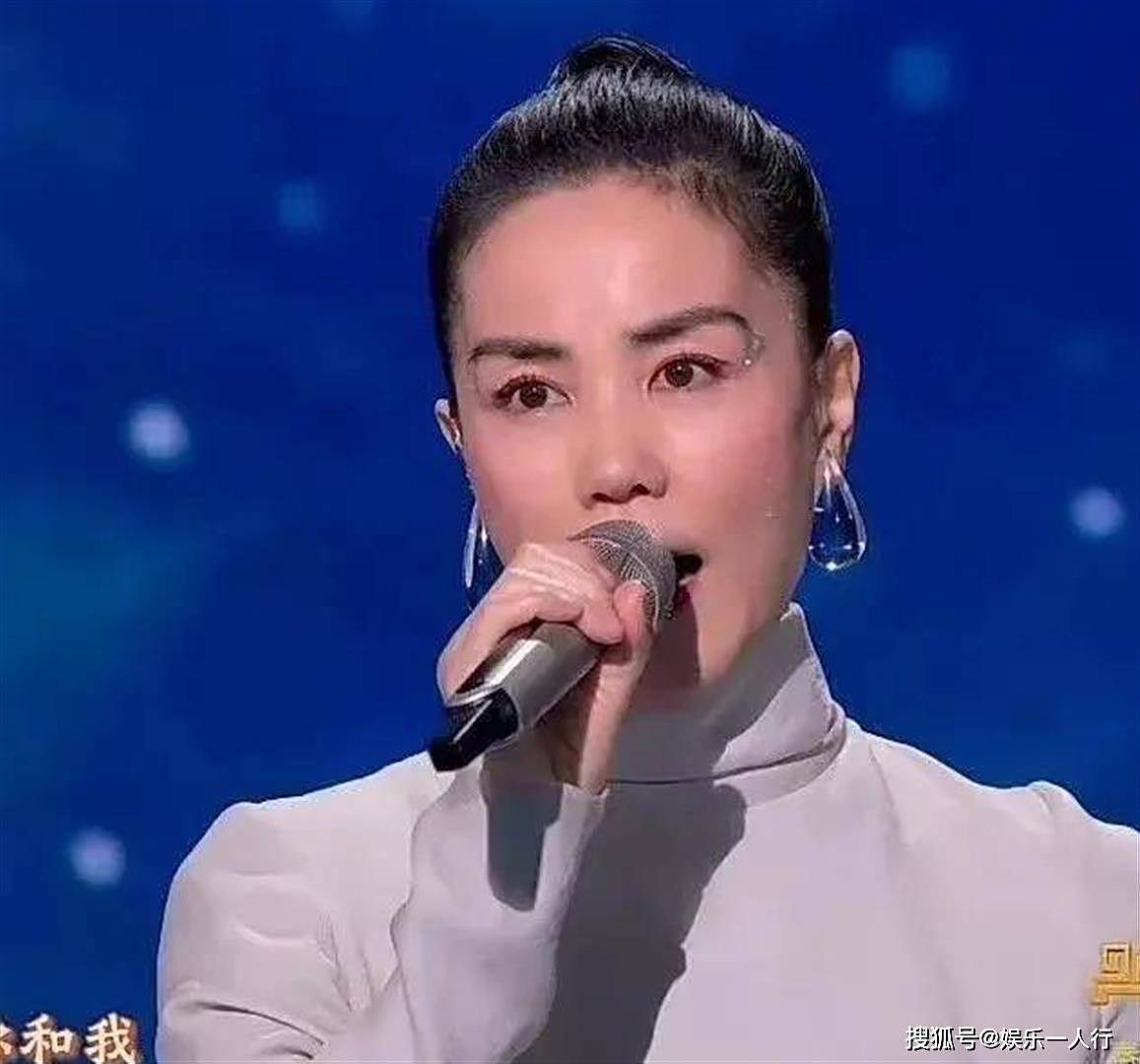 陪谢霆锋跑西安演唱会，王菲这身“无人问津”的宽T，终于暴露了她的穿衣底线 - 18