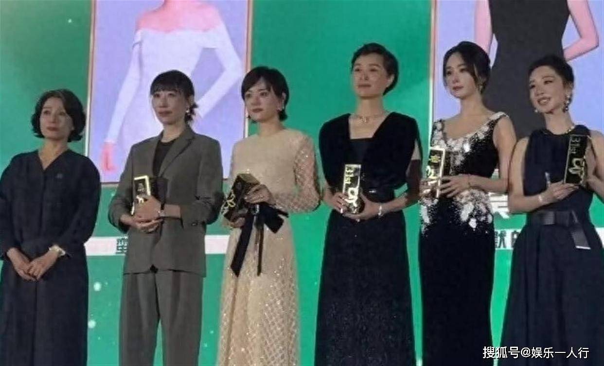 白玉兰晚宴无排位合影刷屏：杨紫主动让C，杨幂先扶孙俪再揽腰理裙摆，吴越站C的松弛感赢麻了 - 5