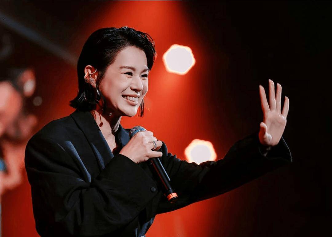 王浩信开演唱会牵手胡杏儿！当众解释两人关系！直言非常感激女方 - 2