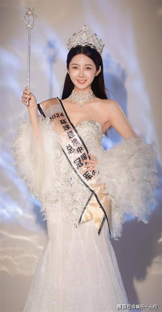 不用凹造型就赢了:魏菁的骨相和176cm的衣架子底盘,才是时尚圈抢着拍的真相 - 4