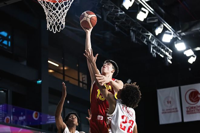 恭喜！中国男篮16岁2米03新星闪耀世少赛：新丁彦雨航轰23+6真猛 - 3