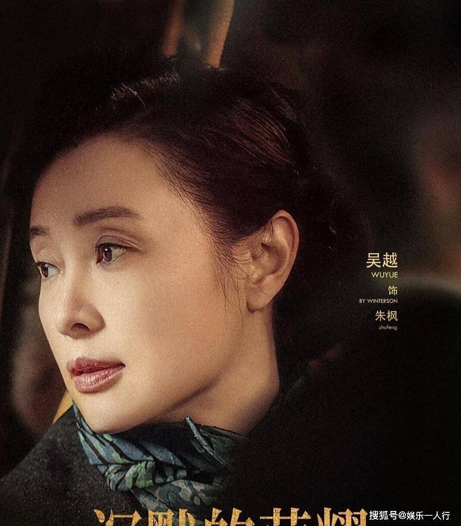 白玉兰晚宴无排位合影刷屏：杨紫主动让C，杨幂先扶孙俪再揽腰理裙摆，吴越站C的松弛感赢麻了 - 15