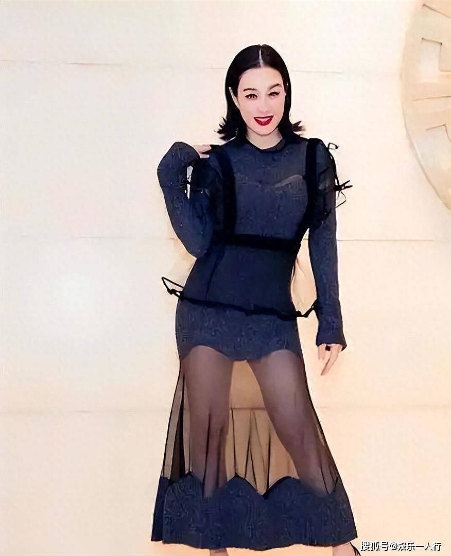 经典港风美腿！钟丽缇裙装造型，双腿丰盈白皙太迷人，把内娱网红“筷子腿”秒得渣都不剩 - 3