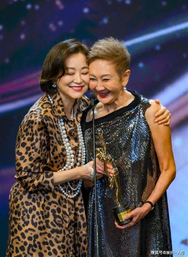 施南生病逝!徐克深夜养和医院外哽咽回应,成龙发文悼念尊称大阿姐 - 4