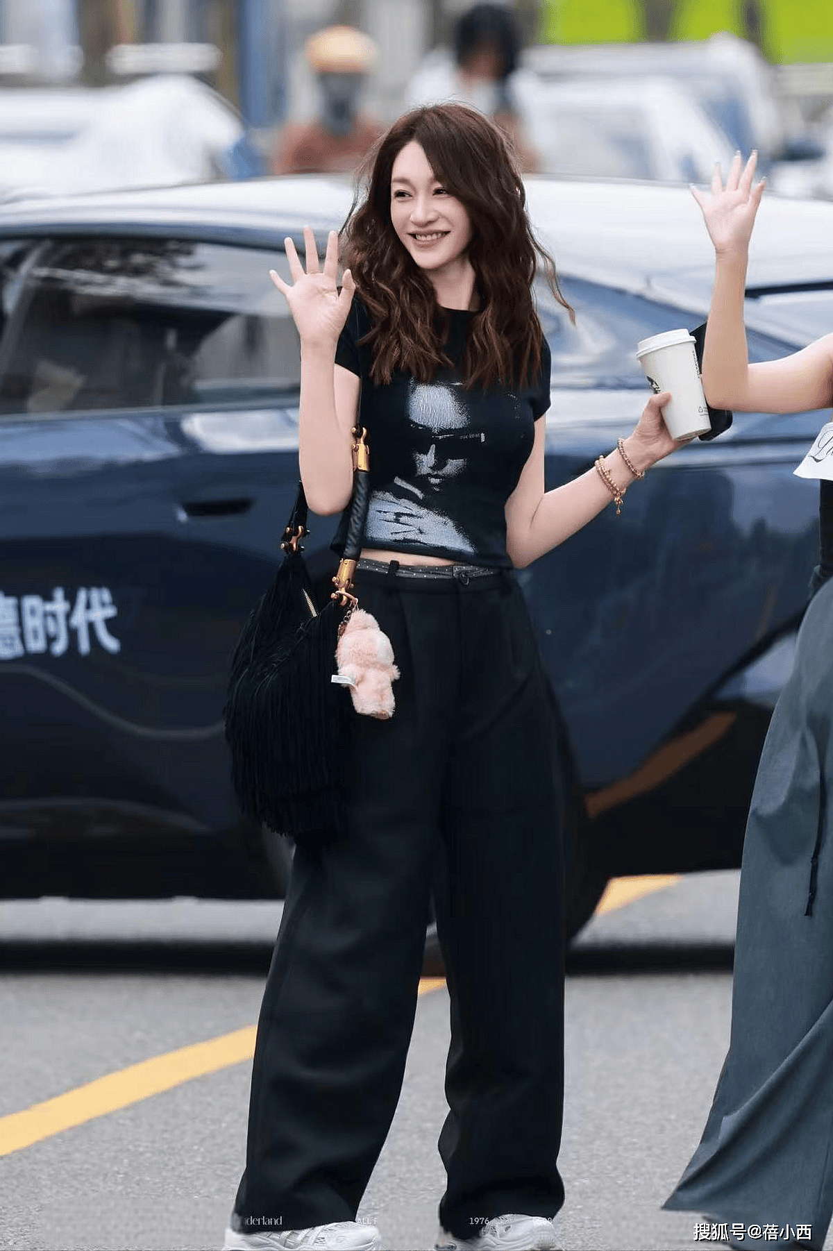 李小冉带火了一种“上短下长”穿法:T恤+阔腿裤,显瘦显高又时髦 - 2